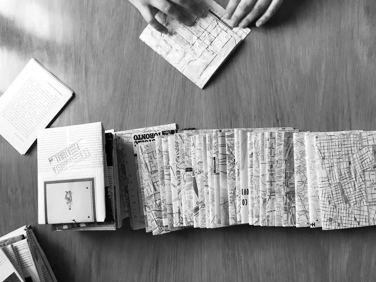 Manos hojeando los cuadernos de registro de los diarios-móviles